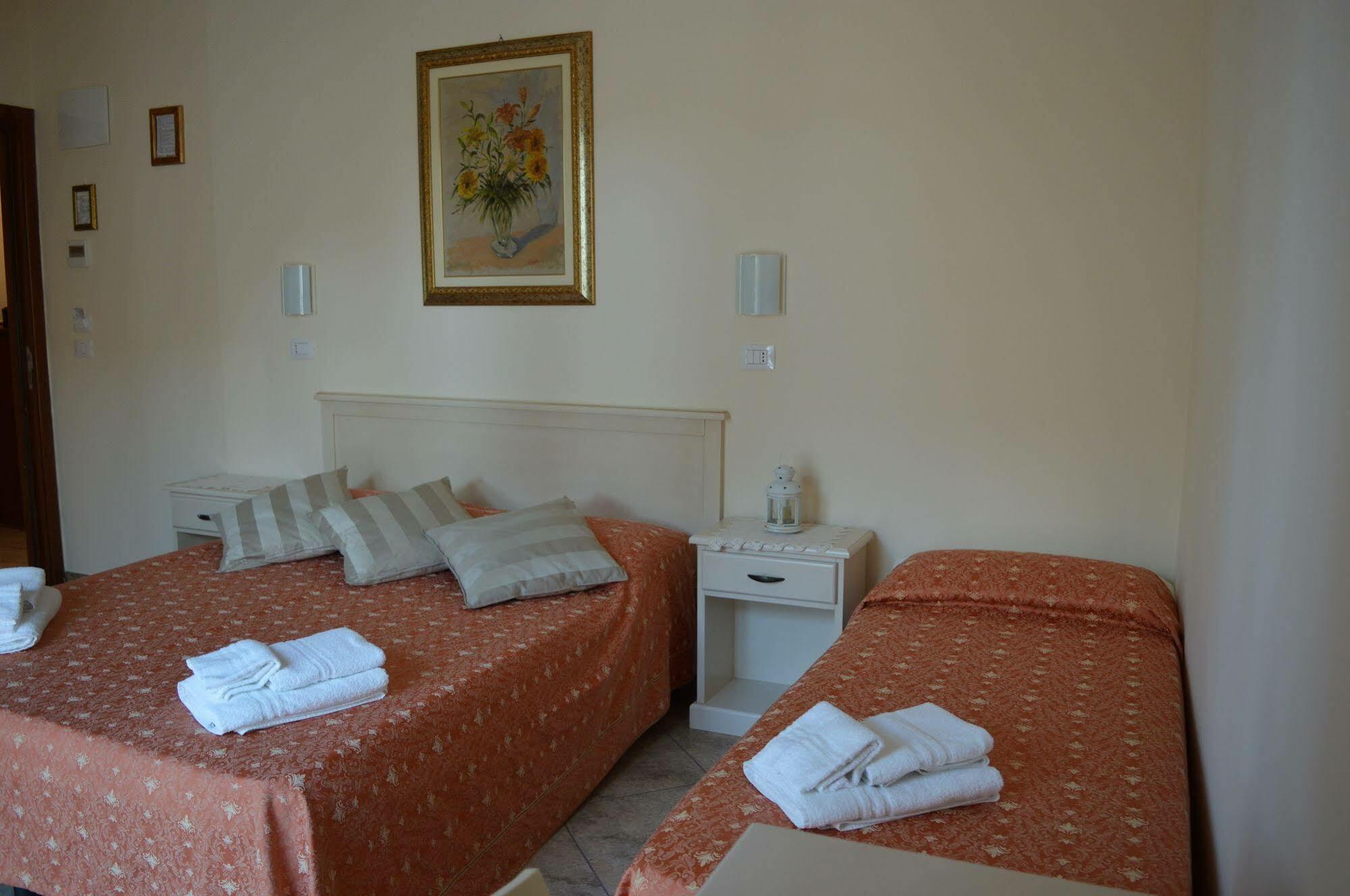 Hotel Franca Мілано-Маріттіма Екстер'єр фото